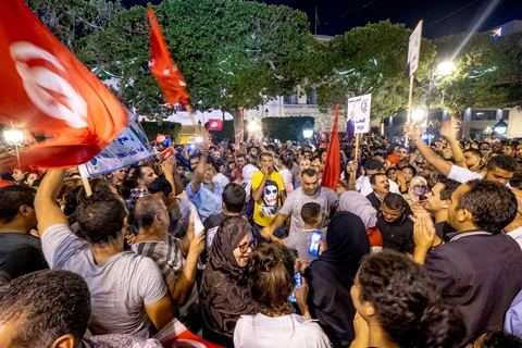 13 octobre 2019 : plusierus dizaines de milliers de citoyens sont venus spontanément fêter la victoire de Kais Saied aux élections présidentielles sur l'avenue Habib Bourguiba à Tunis. Annoncée à 20h les instituts de sondage mettent le candidat Saied largement vainqueur avec près de 75% des voix. C'est une victoire du peuple face au sytéme politique, c'est la révolution du peuple par les urnes. Le rassemeblemnt très important s'est passé dasn le calme et le respect, la joie et l'espoir de citoyens de tous ages pour une nouvelle Tunisie, celle de la révolution avortée de 2011. 