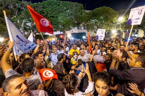 13 octobre 2019 : plusierus dizaines de milliers de citoyens sont venus spontanément fêter la victoire de Kais Saied aux élections présidentielles sur l'avenue Habib Bourguiba à Tunis. Annoncée à 20h les instituts de sondage mettent le candidat Saied largement vainqueur avec près de 75% des voix. C'est une victoire du peuple face au sytéme politique, c'est la révolution du peuple par les urnes. Le rassemeblemnt très important s'est passé dasn le calme et le respect, la joie et l'espoir de citoyens de tous ages pour une nouvelle Tunisie, celle de la révolution avortée de 2011. 