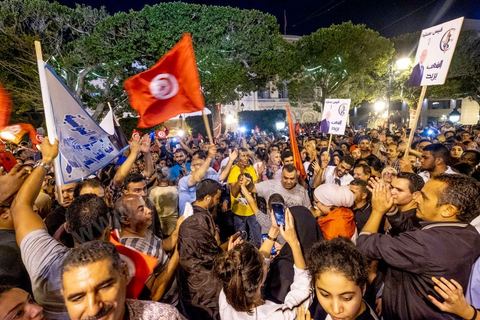 13 octobre 2019 : plusierus dizaines de milliers de citoyens sont venus spontanément fêter la victoire de Kais Saied aux élections présidentielles sur l'avenue Habib Bourguiba à Tunis. Annoncée à 20h les instituts de sondage mettent le candidat Saied largement vainqueur avec près de 75% des voix. C'est une victoire du peuple face au sytéme politique, c'est la révolution du peuple par les urnes. Le rassemeblemnt très important s'est passé dasn le calme et le respect, la joie et l'espoir de citoyens de tous ages pour une nouvelle Tunisie, celle de la révolution avortée de 2011. 
