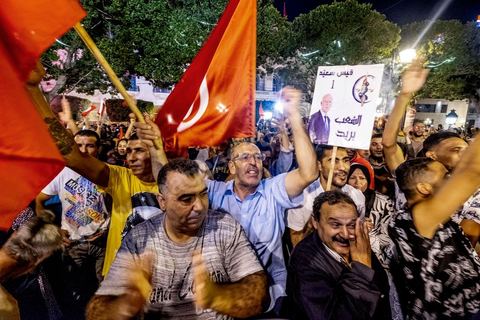 13 octobre 2019 : plusierus dizaines de milliers de citoyens sont venus spontanément fêter la victoire de Kais Saied aux élections présidentielles sur l'avenue Habib Bourguiba à Tunis. Annoncée à 20h les instituts de sondage mettent le candidat Saied largement vainqueur avec près de 75% des voix. C'est une victoire du peuple face au sytéme politique, c'est la révolution du peuple par les urnes. Le rassemeblemnt très important s'est passé dasn le calme et le respect, la joie et l'espoir de citoyens de tous ages pour une nouvelle Tunisie, celle de la révolution avortée de 2011. 
