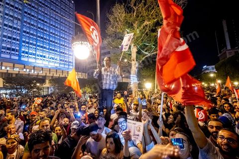 13 octobre 2019 : plusierus dizaines de milliers de citoyens sont venus spontanément fêter la victoire de Kais Saied aux élections présidentielles sur l'avenue Habib Bourguiba à Tunis. Annoncée à 20h les instituts de sondage mettent le candidat Saied largement vainqueur avec près de 75% des voix. C'est une victoire du peuple face au sytéme politique, c'est la révolution du peuple par les urnes. Le rassemeblemnt très important s'est passé dasn le calme et le respect, la joie et l'espoir de citoyens de tous ages pour une nouvelle Tunisie, celle de la révolution avortée de 2011. 