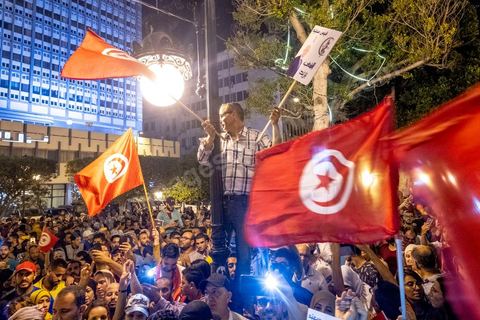 13 octobre 2019 : plusierus dizaines de milliers de citoyens sont venus spontanément fêter la victoire de Kais Saied aux élections présidentielles sur l'avenue Habib Bourguiba à Tunis. Annoncée à 20h les instituts de sondage mettent le candidat Saied largement vainqueur avec près de 75% des voix. C'est une victoire du peuple face au sytéme politique, c'est la révolution du peuple par les urnes. Le rassemeblemnt très important s'est passé dasn le calme et le respect, la joie et l'espoir de citoyens de tous ages pour une nouvelle Tunisie, celle de la révolution avortée de 2011. 