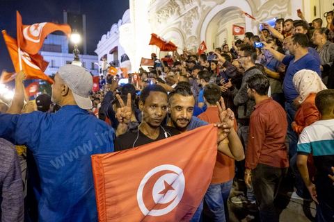13 octobre 2019 : plusierus dizaines de milliers de citoyens sont venus spontanément fêter la victoire de Kais Saied aux élections présidentielles sur l'avenue Habib Bourguiba à Tunis. Annoncée à 20h les instituts de sondage mettent le candidat Saied largement vainqueur avec près de 75% des voix. C'est une victoire du peuple face au sytéme politique, c'est la révolution du peuple par les urnes. Le rassemeblemnt très important s'est passé dasn le calme et le respect, la joie et l'espoir de citoyens de tous ages pour une nouvelle Tunisie, celle de la révolution avortée de 2011. 