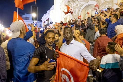 13 octobre 2019 : plusierus dizaines de milliers de citoyens sont venus spontanément fêter la victoire de Kais Saied aux élections présidentielles sur l'avenue Habib Bourguiba à Tunis. Annoncée à 20h les instituts de sondage mettent le candidat Saied largement vainqueur avec près de 75% des voix. C'est une victoire du peuple face au sytéme politique, c'est la révolution du peuple par les urnes. Le rassemeblemnt très important s'est passé dasn le calme et le respect, la joie et l'espoir de citoyens de tous ages pour une nouvelle Tunisie, celle de la révolution avortée de 2011. 