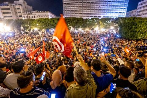 13 octobre 2019 : plusierus dizaines de milliers de citoyens sont venus spontanément fêter la victoire de Kais Saied aux élections présidentielles sur l'avenue Habib Bourguiba à Tunis. Annoncée à 20h les instituts de sondage mettent le candidat Saied largement vainqueur avec près de 75% des voix. C'est une victoire du peuple face au sytéme politique, c'est la révolution du peuple par les urnes. Le rassemeblemnt très important s'est passé dasn le calme et le respect, la joie et l'espoir de citoyens de tous ages pour une nouvelle Tunisie, celle de la révolution avortée de 2011. 