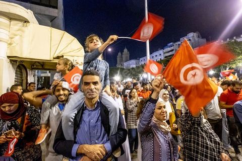 13 octobre 2019 : plusierus dizaines de milliers de citoyens sont venus spontanément fêter la victoire de Kais Saied aux élections présidentielles sur l'avenue Habib Bourguiba à Tunis. Annoncée à 20h les instituts de sondage mettent le candidat Saied largement vainqueur avec près de 75% des voix. C'est une victoire du peuple face au sytéme politique, c'est la révolution du peuple par les urnes. Le rassemeblemnt très important s'est passé dasn le calme et le respect, la joie et l'espoir de citoyens de tous ages pour une nouvelle Tunisie, celle de la révolution avortée de 2011. 