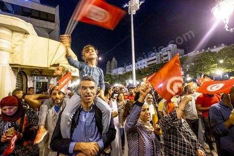 13 octobre 2019 : plusierus dizaines de milliers de citoyens sont venus spontanément fêter la victoire de Kais Saied aux élections présidentielles sur l'avenue Habib Bourguiba à Tunis. Annoncée à 20h les instituts de sondage mettent le candidat Saied largement vainqueur avec près de 75% des voix. C'est une victoire du peuple face au sytéme politique, c'est la révolution du peuple par les urnes. Le rassemeblemnt très important s'est passé dasn le calme et le respect, la joie et l'espoir de citoyens de tous ages pour une nouvelle Tunisie, celle de la révolution avortée de 2011. 