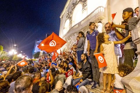 13 octobre 2019 : plusierus dizaines de milliers de citoyens sont venus spontanément fêter la victoire de Kais Saied aux élections présidentielles sur l'avenue Habib Bourguiba à Tunis. Annoncée à 20h les instituts de sondage mettent le candidat Saied largement vainqueur avec près de 75% des voix. C'est une victoire du peuple face au sytéme politique, c'est la révolution du peuple par les urnes. Le rassemeblemnt très important s'est passé dasn le calme et le respect, la joie et l'espoir de citoyens de tous ages pour une nouvelle Tunisie, celle de la révolution avortée de 2011. 