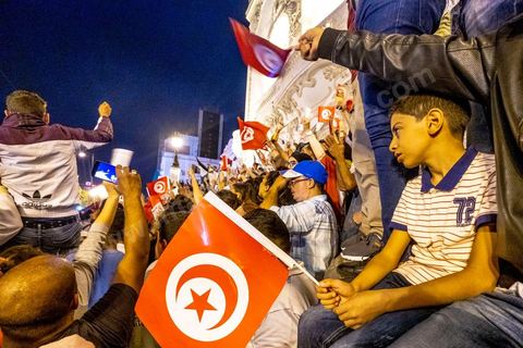 13 octobre 2019 : plusierus dizaines de milliers de citoyens sont venus spontanément fêter la victoire de Kais Saied aux élections présidentielles sur l'avenue Habib Bourguiba à Tunis. Annoncée à 20h les instituts de sondage mettent le candidat Saied largement vainqueur avec près de 75% des voix. C'est une victoire du peuple face au sytéme politique, c'est la révolution du peuple par les urnes. Le rassemeblemnt très important s'est passé dasn le calme et le respect, la joie et l'espoir de citoyens de tous ages pour une nouvelle Tunisie, celle de la révolution avortée de 2011. 