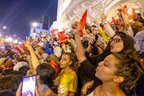 13 octobre 2019 : plusierus dizaines de milliers de citoyens sont venus spontanément fêter la victoire de Kais Saied aux élections présidentielles sur l'avenue Habib Bourguiba à Tunis. Annoncée à 20h les instituts de sondage mettent le candidat Saied largement vainqueur avec près de 75% des voix. C'est une victoire du peuple face au sytéme politique, c'est la révolution du peuple par les urnes. Le rassemeblemnt très important s'est passé dasn le calme et le respect, la joie et l'espoir de citoyens de tous ages pour une nouvelle Tunisie, celle de la révolution avortée de 2011. 