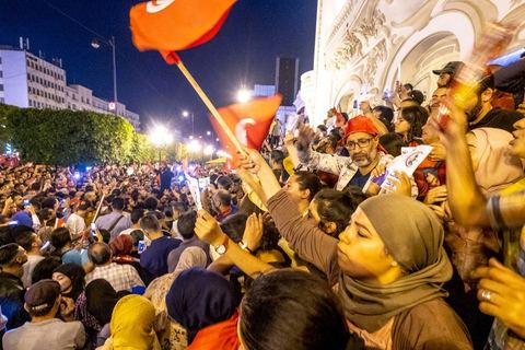 13 octobre 2019 : plusierus dizaines de milliers de citoyens sont venus spontanément fêter la victoire de Kais Saied aux élections présidentielles sur l'avenue Habib Bourguiba à Tunis. Annoncée à 20h les instituts de sondage mettent le candidat Saied largement vainqueur avec près de 75% des voix. C'est une victoire du peuple face au sytéme politique, c'est la révolution du peuple par les urnes. Le rassemeblemnt très important s'est passé dasn le calme et le respect, la joie et l'espoir de citoyens de tous ages pour une nouvelle Tunisie, celle de la révolution avortée de 2011. 