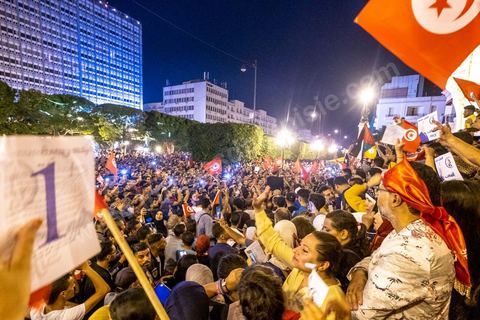 13 octobre 2019 : plusierus dizaines de milliers de citoyens sont venus spontanément fêter la victoire de Kais Saied aux élections présidentielles sur l'avenue Habib Bourguiba à Tunis. Annoncée à 20h les instituts de sondage mettent le candidat Saied largement vainqueur avec près de 75% des voix. C'est une victoire du peuple face au sytéme politique, c'est la révolution du peuple par les urnes. Le rassemeblemnt très important s'est passé dasn le calme et le respect, la joie et l'espoir de citoyens de tous ages pour une nouvelle Tunisie, celle de la révolution avortée de 2011. 