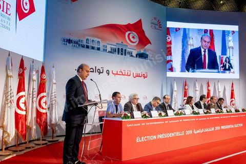 14 octobre 2019 : moins de 24h après la fermeture des bureaux de vote, Nabil Baffoun, président de l’Instance supérieure indépendante pour les élections (ISIE) a annoncé les résultats préliminaires du scrutin présidentiel, ce sont 2 777 931 Tunisiens qui ont voté pour Kaïs Saïed, candidat indépendant, qui l'emporte avec 72,71% des voix contre seulement 1 042 894 voix (27,29%) pour le candidat Nabil Karoui, président du parti Au Cœur de la Tunisie, avec un taux de participation estimé à 56,8% à l’intérieur du pays et 24,4% à l’étranger. Notons qu’en cas d’absence de recours, les résultats officiels définitifs de l’élection présidentielle seront annoncés dans un délai de trois jours.