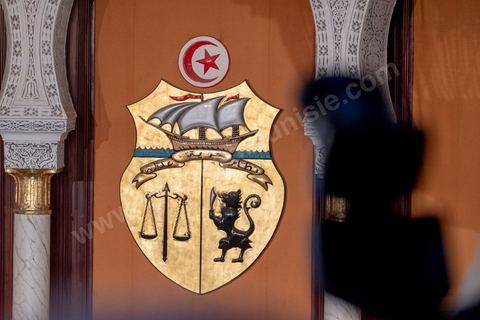 23 octobre 2019 : le nouveau président de la république élu le 13 octobre Kais Saied vient à l'Assemblée des Représentants du Peuple pour prêter serment et faire un discours. Devant une assemblée pleine, députés, membres du gouvernement, personnalités politques et ambassadeurs, Kais Saied déclare que la Tunisie a fait une “véritable révolution, dans son sens nouveau parce que les révolutions se font généralement contre la légitimité, mais ce qui s’est passé en Tunisie, c’est une véritable révolution en utilisant les outils de la légitimité eux-même”. Pour lui, “chacun ici porte une responsabilité, la responsabilité de répondre à ce peuple, dans leur demande de liberté et de dignité. L’attente n’a été que trop longue, et personne n’a le droit de le décevoir”.