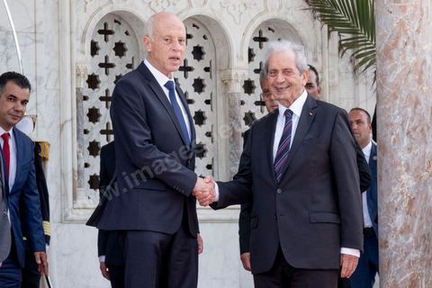 23 octobre 2019 : au palais de Carthage le président de la république par interim, suit eà la mort de Beji Caid Essebsi, Mohammed Ennaceur reçoit le nouveau président élu Kais Saied pour la passation de pouvoirs. Kais Saied ensuite saluera le drapeau et les forces de sécurité au rythme de l'hymne national dans la cour du palais pour ensuite entrer au palis et prendre ses fonctions de Président de la République. 