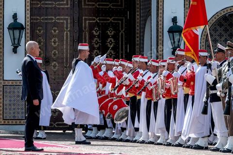 23 octobre 2019 : au palais de Carthage le président de la république par interim, suit eà la mort de Beji Caid Essebsi, Mohammed Ennaceur reçoit le nouveau président élu Kais Saied pour la passation de pouvoirs. Kais Saied ensuite saluera le drapeau et les forces de sécurité au rythme de l'hymne national dans la cour du palais pour ensuite entrer au palis et prendre ses fonctions de Président de la République. 