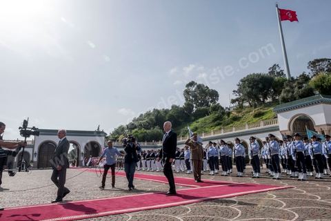 23 octobre 2019 : au palais de Carthage le président de la république par interim, suit eà la mort de Beji Caid Essebsi, Mohammed Ennaceur reçoit le nouveau président élu Kais Saied pour la passation de pouvoirs. Kais Saied ensuite saluera le drapeau et les forces de sécurité au rythme de l'hymne national dans la cour du palais pour ensuite entrer au palis et prendre ses fonctions de Président de la République. 