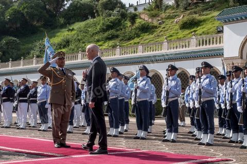 23 octobre 2019 : au palais de Carthage le président de la république par interim, suit eà la mort de Beji Caid Essebsi, Mohammed Ennaceur reçoit le nouveau président élu Kais Saied pour la passation de pouvoirs. Kais Saied ensuite saluera le drapeau et les forces de sécurité au rythme de l'hymne national dans la cour du palais pour ensuite entrer au palis et prendre ses fonctions de Président de la République. 