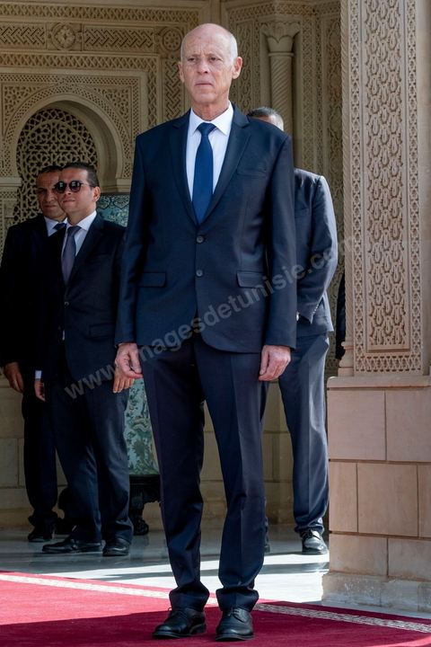 23 octobre 2019 : au palais de Carthage le président de la république par interim, suit eà la mort de Beji Caid Essebsi, Mohammed Ennaceur reçoit le nouveau président élu Kais Saied pour la passation de pouvoirs. Kais Saied ensuite saluera le drapeau et les forces de sécurité au rythme de l'hymne national dans la cour du palais pour ensuite entrer au palis et prendre ses fonctions de Président de la République. 