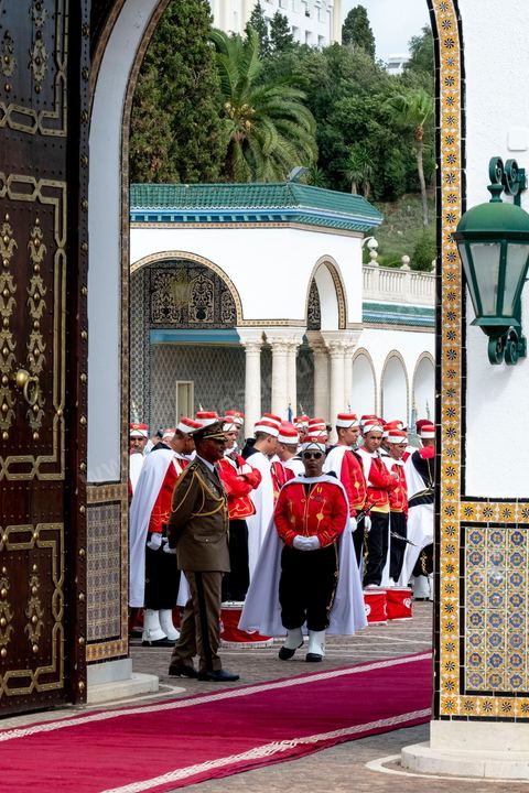 23 octobre 2019 : au palais de Carthage le président de la république par interim, suit eà la mort de Beji Caid Essebsi, Mohammed Ennaceur reçoit le nouveau président élu Kais Saied pour la passation de pouvoirs. Kais Saied ensuite saluera le drapeau et les forces de sécurité au rythme de l'hymne national dans la cour du palais pour ensuite entrer au palis et prendre ses fonctions de Président de la République. 