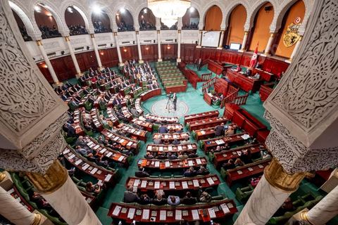 13 novembre 2019 : L’Assemblée des Représentants du Peuple a tenu ce mercredi sa première séance plénière de la nouvelle législature suite aux élections du 6 octobre sous la présidence du doyen des députés Rached Ghannouchi, président du parti Ennahdha et candidat à la présidence de l'ARP. Après des premiers échanges houleux, notamment de la députée Abir Moussi, les députés ont élu avec 123 voix sur 217 Rached Ghannouchi nouveau Président de l'ARP grâce au soutien de dernière minute du parti de Nabil Karoui, Qalb Tounes, malgré une campagne anti Ennahdha. Samira Chaouchi, députée du parti Qalb Tounes est ensuite élue vice présidente de l'ARP.