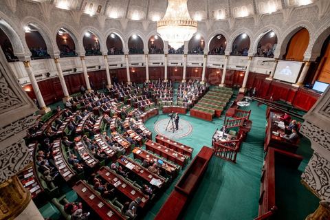 13 novembre 2019 : L’Assemblée des Représentants du Peuple a tenu ce mercredi sa première séance plénière de la nouvelle législature suite aux élections du 6 octobre sous la présidence du doyen des députés Rached Ghannouchi, président du parti Ennahdha et candidat à la présidence de l'ARP. Après des premiers échanges houleux, notamment de la députée Abir Moussi, les députés ont élu avec 123 voix sur 217 Rached Ghannouchi nouveau Président de l'ARP grâce au soutien de dernière minute du parti de Nabil Karoui, Qalb Tounes, malgré une campagne anti Ennahdha. Samira Chaouchi, députée du parti Qalb Tounes est ensuite élue vice présidente de l'ARP.