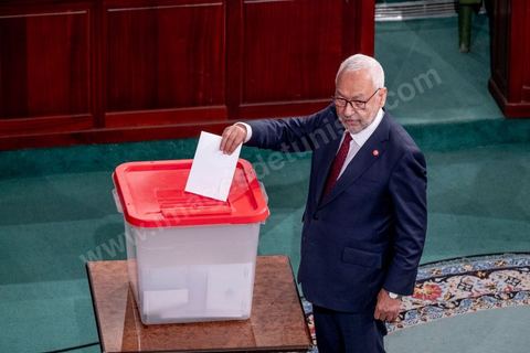 13 novembre 2019 : Rached Ghannouchi, déptué de Ennahdha. L’Assemblée des Représentants du Peuple a tenu ce mercredi sa première séance plénière de la nouvelle législature suite aux élections du 6 octobre sous la présidence du doyen des députés Rached Ghannouchi, président du parti Ennahdha et candidat à la présidence de l'ARP. Après des premiers échanges houleux, notamment de la députée Abir Moussi, les députés ont élu avec 123 voix sur 217 Rached Ghannouchi nouveau Président de l'ARP grâce au soutien de dernière minute du parti de Nabil Karoui, Qalb Tounes, malgré une campagne anti Ennahdha. Samira Chaouchi, députée du parti Qalb Tounes est ensuite élue vice présidente de l'ARP.