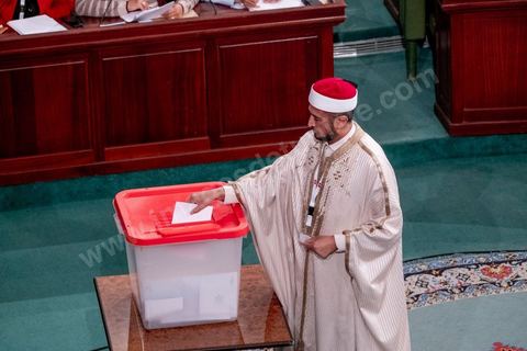 13 novembre 2019 : l'iman Ridha Jaouadi, député de Sfax, de la coalition Al-Karama. L’Assemblée des Représentants du Peuple a tenu ce mercredi sa première séance plénière de la nouvelle législature suite aux élections du 6 octobre sous la présidence du doyen des députés Rached Ghannouchi, président du parti Ennahdha et candidat à la présidence de l'ARP. Après des premiers échanges houleux, notamment de la députée Abir Moussi, les députés ont élu avec 123 voix sur 217 Rached Ghannouchi nouveau Président de l'ARP grâce au soutien de dernière minute du parti de Nabil Karoui, Qalb Tounes, malgré une campagne anti Ennahdha. Samira Chaouchi, députée du parti Qalb Tounes est ensuite élue vice présidente de l'ARP.