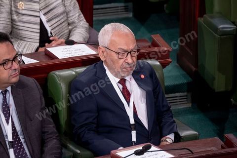 13 novembre 2019 : Rached Ghannouchi, avant de prendre place dasn son siège de présidentd e 'lARP. L’Assemblée des Représentants du Peuple a tenu ce mercredi sa première séance plénière de la nouvelle législature suite aux élections du 6 octobre sous la présidence du doyen des députés Rached Ghannouchi, président du parti Ennahdha et candidat à la présidence de l'ARP. Après des premiers échanges houleux, notamment de la députée Abir Moussi, les députés ont élu avec 123 voix sur 217 Rached Ghannouchi nouveau Président de l'ARP grâce au soutien de dernière minute du parti de Nabil Karoui, Qalb Tounes, malgré une campagne anti Ennahdha. Samira Chaouchi, députée du parti Qalb Tounes est ensuite élue vice présidente de l'ARP.
