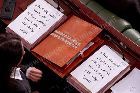 13 novembre 2019 : L’Assemblée des Représentants du Peuple a tenu ce mercredi sa première séance plénière de la nouvelle législature suite aux élections du 6 octobre sous la présidence du doyen des députés Rached Ghannouchi, président du parti Ennahdha et candidat à la présidence de l'ARP. Après des premiers échanges houleux, notamment de la députée Abir Moussi, les députés ont élu avec 123 voix sur 217 Rached Ghannouchi nouveau Président de l'ARP grâce au soutien de dernière minute du parti de Nabil Karoui, Qalb Tounes, malgré une campagne anti Ennahdha. Samira Chaouchi, députée du parti Qalb Tounes est ensuite élue vice présidente de l'ARP.