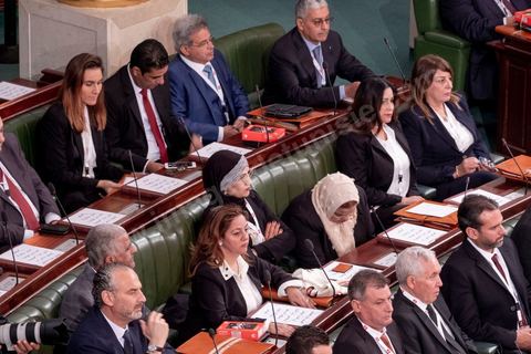 13 novembre 2019 : L’Assemblée des Représentants du Peuple a tenu ce mercredi sa première séance plénière de la nouvelle législature suite aux élections du 6 octobre sous la présidence du doyen des députés Rached Ghannouchi, président du parti Ennahdha et candidat à la présidence de l'ARP. Après des premiers échanges houleux, notamment de la députée Abir Moussi, les députés ont élu avec 123 voix sur 217 Rached Ghannouchi nouveau Président de l'ARP grâce au soutien de dernière minute du parti de Nabil Karoui, Qalb Tounes, malgré une campagne anti Ennahdha. Samira Chaouchi, députée du parti Qalb Tounes est ensuite élue vice présidente de l'ARP.
