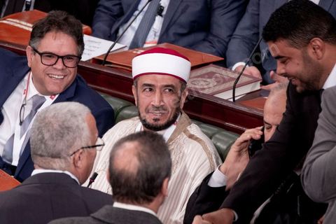 13 novembre 2019 : l'iman Ridha Jaouadi, député de Sfax, de la coalition Al-Karama. L’Assemblée des Représentants du Peuple a tenu ce mercredi sa première séance plénière de la nouvelle législature suite aux élections du 6 octobre sous la présidence du doyen des députés Rached Ghannouchi, président du parti Ennahdha et candidat à la présidence de l'ARP. Après des premiers échanges houleux, notamment de la députée Abir Moussi, les députés ont élu avec 123 voix sur 217 Rached Ghannouchi nouveau Président de l'ARP grâce au soutien de dernière minute du parti de Nabil Karoui, Qalb Tounes, malgré une campagne anti Ennahdha. Samira Chaouchi, députée du parti Qalb Tounes est ensuite élue vice présidente de l'ARP.