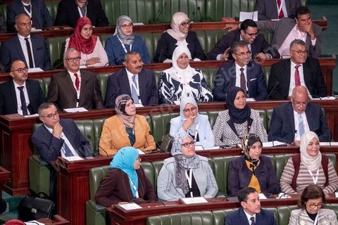 13 novembre 2019 : L’Assemblée des Représentants du Peuple a tenu ce mercredi sa première séance plénière de la nouvelle législature suite aux élections du 6 octobre sous la présidence du doyen des députés Rached Ghannouchi, président du parti Ennahdha et candidat à la présidence de l'ARP. Après des premiers échanges houleux, notamment de la députée Abir Moussi, les députés ont élu avec 123 voix sur 217 Rached Ghannouchi nouveau Président de l'ARP grâce au soutien de dernière minute du parti de Nabil Karoui, Qalb Tounes, malgré une campagne anti Ennahdha. Samira Chaouchi, députée du parti Qalb Tounes est ensuite élue vice présidente de l'ARP.
