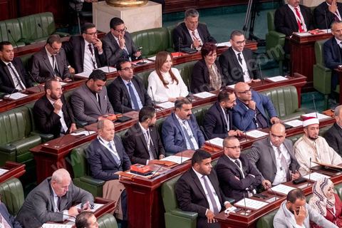 13 novembre 2019 : L’Assemblée des Représentants du Peuple a tenu ce mercredi sa première séance plénière de la nouvelle législature suite aux élections du 6 octobre sous la présidence du doyen des députés Rached Ghannouchi, président du parti Ennahdha et candidat à la présidence de l'ARP. Après des premiers échanges houleux, notamment de la députée Abir Moussi, les députés ont élu avec 123 voix sur 217 Rached Ghannouchi nouveau Président de l'ARP grâce au soutien de dernière minute du parti de Nabil Karoui, Qalb Tounes, malgré une campagne anti Ennahdha. Samira Chaouchi, députée du parti Qalb Tounes est ensuite élue vice présidente de l'ARP.