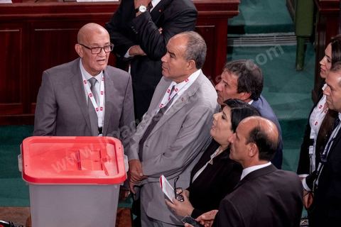 13 novembre 2019 : Abir et les députés de son parti. L’Assemblée des Représentants du Peuple a tenu ce mercredi sa première séance plénière de la nouvelle législature suite aux élections du 6 octobre sous la présidence du doyen des députés Rached Ghannouchi, président du parti Ennahdha et candidat à la présidence de l'ARP. Après des premiers échanges houleux, notamment de la députée Abir Moussi, les députés ont élu avec 123 voix sur 217 Rached Ghannouchi nouveau Président de l'ARP grâce au soutien de dernière minute du parti de Nabil Karoui, Qalb Tounes, malgré une campagne anti Ennahdha. Samira Chaouchi, députée du parti Qalb Tounes est ensuite élue vice présidente de l'ARP.