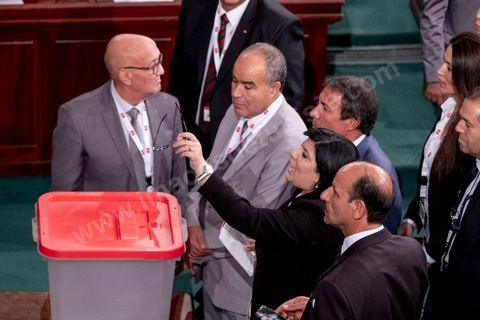 13 novembre 2019 : Abir et les députés de son parti. L’Assemblée des Représentants du Peuple a tenu ce mercredi sa première séance plénière de la nouvelle législature suite aux élections du 6 octobre sous la présidence du doyen des députés Rached Ghannouchi, président du parti Ennahdha et candidat à la présidence de l'ARP. Après des premiers échanges houleux, notamment de la députée Abir Moussi, les députés ont élu avec 123 voix sur 217 Rached Ghannouchi nouveau Président de l'ARP grâce au soutien de dernière minute du parti de Nabil Karoui, Qalb Tounes, malgré une campagne anti Ennahdha. Samira Chaouchi, députée du parti Qalb Tounes est ensuite élue vice présidente de l'ARP.