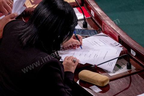 13 novembre 2019 : L’Assemblée des Représentants du Peuple a tenu ce mercredi sa première séance plénière de la nouvelle législature suite aux élections du 6 octobre sous la présidence du doyen des députés Rached Ghannouchi, président du parti Ennahdha et candidat à la présidence de l'ARP. Après des premiers échanges houleux, notamment de la députée Abir Moussi, les députés ont élu avec 123 voix sur 217 Rached Ghannouchi nouveau Président de l'ARP grâce au soutien de dernière minute du parti de Nabil Karoui, Qalb Tounes, malgré une campagne anti Ennahdha. Samira Chaouchi, députée du parti Qalb Tounes est ensuite élue vice présidente de l'ARP.