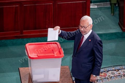 13 novembre 2019 : Rached Ghannouchi, déptué de Ennahdha. L’Assemblée des Représentants du Peuple a tenu ce mercredi sa première séance plénière de la nouvelle législature suite aux élections du 6 octobre sous la présidence du doyen des députés Rached Ghannouchi, président du parti Ennahdha et candidat à la présidence de l'ARP. Après des premiers échanges houleux, notamment de la députée Abir Moussi, les députés ont élu avec 123 voix sur 217 Rached Ghannouchi nouveau Président de l'ARP grâce au soutien de dernière minute du parti de Nabil Karoui, Qalb Tounes, malgré une campagne anti Ennahdha. Samira Chaouchi, députée du parti Qalb Tounes est ensuite élue vice présidente de l'ARP.