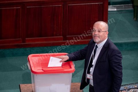 13 novembre 2019 : Samir DilouL’Assemblée des Représentants du Peuple a tenu ce mercredi sa première séance plénière de la nouvelle législature suite aux élections du 6 octobre sous la présidence du doyen des députés Rached Ghannouchi, président du parti Ennahdha et candidat à la présidence de l'ARP. Après des premiers échanges houleux, notamment de la députée Abir Moussi, les députés ont élu avec 123 voix sur 217 Rached Ghannouchi nouveau Président de l'ARP grâce au soutien de dernière minute du parti de Nabil Karoui, Qalb Tounes, malgré une campagne anti Ennahdha. Samira Chaouchi, députée du parti Qalb Tounes est ensuite élue vice présidente de l'ARP.