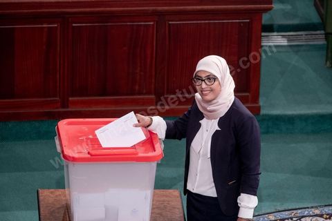 13 novembre 2019 : L’Assemblée des Représentants du Peuple a tenu ce mercredi sa première séance plénière de la nouvelle législature suite aux élections du 6 octobre sous la présidence du doyen des députés Rached Ghannouchi, président du parti Ennahdha et candidat à la présidence de l'ARP. Après des premiers échanges houleux, notamment de la députée Abir Moussi, les députés ont élu avec 123 voix sur 217 Rached Ghannouchi nouveau Président de l'ARP grâce au soutien de dernière minute du parti de Nabil Karoui, Qalb Tounes, malgré une campagne anti Ennahdha. Samira Chaouchi, députée du parti Qalb Tounes est ensuite élue vice présidente de l'ARP.