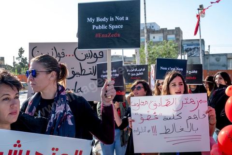 13 novembre 2019 : La Coalition "Ena Zeda" contre le harcèlement et les violences sexuels a organisé une manifestation devant l'assemblée à l’occasion de la séance plénière d’ouverture de la 2ème législature 2019-2024.Organisée sous le slogan « Ena Zeda : le harceleur ne légifère pas »,  la manifestation vise la dénonciation de la présence d’un député à l’ARP (Assemblée des Représenatnts du Peuple), accusé de harcèlement sexuel. Il s’agit en l’occurrence de Zouheir Makhlouf qui jouit ainsi de l’immunité parlementaire après avoir prêté serment ce jour à l’ARP. Nawrez Ellafi, représentante de la coalition décalre que cette affaire a permis à plusieurs victimes tunisiennes de briser le silence et de dénoncer les harceleurs à travers la campagne « Ena Zeda » sur les réseaux sociaux.