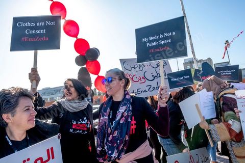 13 novembre 2019 : La Coalition "Ena Zeda" contre le harcèlement et les violences sexuels a organisé une manifestation devant l'assemblée à l’occasion de la séance plénière d’ouverture de la 2ème législature 2019-2024.Organisée sous le slogan « Ena Zeda : le harceleur ne légifère pas »,  la manifestation vise la dénonciation de la présence d’un député à l’ARP (Assemblée des Représenatnts du Peuple), accusé de harcèlement sexuel. Il s’agit en l’occurrence de Zouheir Makhlouf qui jouit ainsi de l’immunité parlementaire après avoir prêté serment ce jour à l’ARP. Nawrez Ellafi, représentante de la coalition décalre que cette affaire a permis à plusieurs victimes tunisiennes de briser le silence et de dénoncer les harceleurs à travers la campagne « Ena Zeda » sur les réseaux sociaux.