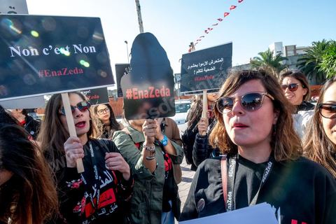 13 novembre 2019 : La Coalition "Ena Zeda" contre le harcèlement et les violences sexuels a organisé une manifestation devant l'assemblée à l’occasion de la séance plénière d’ouverture de la 2ème législature 2019-2024.Organisée sous le slogan « Ena Zeda : le harceleur ne légifère pas »,  la manifestation vise la dénonciation de la présence d’un député à l’ARP (Assemblée des Représenatnts du Peuple), accusé de harcèlement sexuel. Il s’agit en l’occurrence de Zouheir Makhlouf qui jouit ainsi de l’immunité parlementaire après avoir prêté serment ce jour à l’ARP. Nawrez Ellafi, représentante de la coalition décalre que cette affaire a permis à plusieurs victimes tunisiennes de briser le silence et de dénoncer les harceleurs à travers la campagne « Ena Zeda » sur les réseaux sociaux.