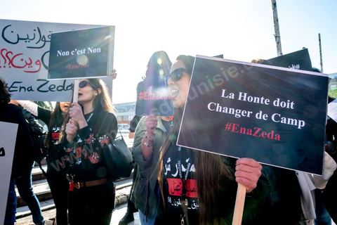 13 novembre 2019 : La Coalition "Ena Zeda" contre le harcèlement et les violences sexuels a organisé une manifestation devant l'assemblée à l’occasion de la séance plénière d’ouverture de la 2ème législature 2019-2024.Organisée sous le slogan « Ena Zeda : le harceleur ne légifère pas »,  la manifestation vise la dénonciation de la présence d’un député à l’ARP (Assemblée des Représenatnts du Peuple), accusé de harcèlement sexuel. Il s’agit en l’occurrence de Zouheir Makhlouf qui jouit ainsi de l’immunité parlementaire après avoir prêté serment ce jour à l’ARP. Nawrez Ellafi, représentante de la coalition décalre que cette affaire a permis à plusieurs victimes tunisiennes de briser le silence et de dénoncer les harceleurs à travers la campagne « Ena Zeda » sur les réseaux sociaux.