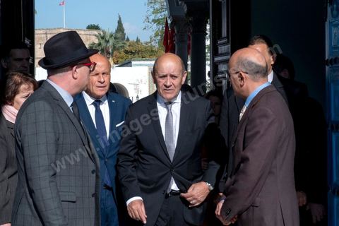 9 janvier 2020 : Mandaté par le président Emmanuel Macron, le ministre français des Affaires étrangères, Jean-Yves Le Drian, est ce jeudi 8 janvier à Tunis pour une brève visite au cours de laquelle il a été reçu par le président de la République, Kais Saied, rencontre fermée à la presse. Puis une rencontre avec le Président de l'ARP Rached Ghannouchi dans son bureau au parlement. la visite de M. Le Drian entre dans une tournée dans les pays de la région, la situation en Libye et les perspectives de la sortie de crise, à la lumière des récents développements est sans aucun doute au cœur des entretiens.