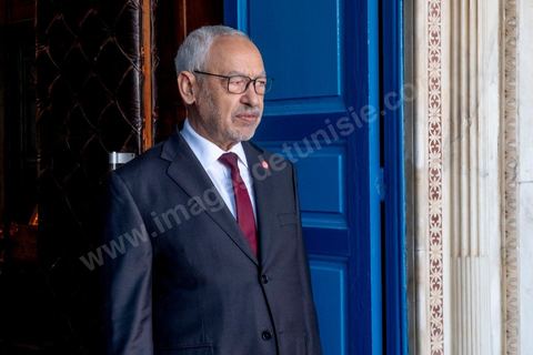 9 janvier 2020 : Mandaté par le président Emmanuel Macron, le ministre français des Affaires étrangères, Jean-Yves Le Drian, est ce jeudi 8 janvier à Tunis pour une brève visite au cours de laquelle il a été reçu par le président de la République, Kais Saied, rencontre fermée à la presse. Puis une rencontre avec le Président de l'ARP Rached Ghannouchi dans son bureau au parlement. la visite de M. Le Drian entre dans une tournée dans les pays de la région, la situation en Libye et les perspectives de la sortie de crise, à la lumière des récents développements est sans aucun doute au cœur des entretiens.
