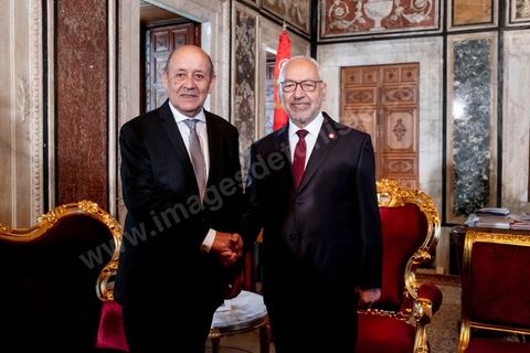 9 janvier 2020 : Mandaté par le président Emmanuel Macron, le ministre français des Affaires étrangères, Jean-Yves Le Drian, est ce jeudi 8 janvier à Tunis pour une brève visite au cours de laquelle il a été reçu par le président de la République, Kais Saied, rencontre fermée à la presse. Puis une rencontre avec le Président de l'ARP Rached Ghannouchi dans son bureau au parlement. la visite de M. Le Drian entre dans une tournée dans les pays de la région, la situation en Libye et les perspectives de la sortie de crise, à la lumière des récents développements est sans aucun doute au cœur des entretiens.