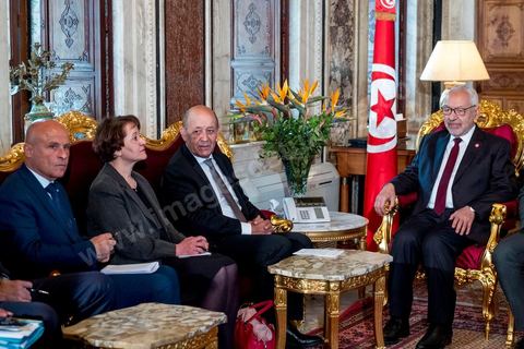 9 janvier 2020 : Mandaté par le président Emmanuel Macron, le ministre français des Affaires étrangères, Jean-Yves Le Drian, est ce jeudi 8 janvier à Tunis pour une brève visite au cours de laquelle il a été reçu par le président de la République, Kais Saied, rencontre fermée à la presse. Puis une rencontre avec le Président de l'ARP Rached Ghannouchi dans son bureau au parlement. la visite de M. Le Drian entre dans une tournée dans les pays de la région, la situation en Libye et les perspectives de la sortie de crise, à la lumière des récents développements est sans aucun doute au cœur des entretiens.