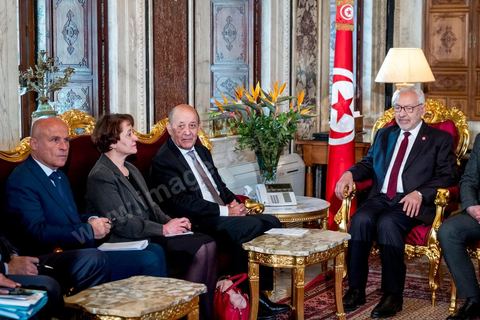 9 janvier 2020 : Mandaté par le président Emmanuel Macron, le ministre français des Affaires étrangères, Jean-Yves Le Drian, est ce jeudi 8 janvier à Tunis pour une brève visite au cours de laquelle il a été reçu par le président de la République, Kais Saied, rencontre fermée à la presse. Puis une rencontre avec le Président de l'ARP Rached Ghannouchi dans son bureau au parlement. la visite de M. Le Drian entre dans une tournée dans les pays de la région, la situation en Libye et les perspectives de la sortie de crise, à la lumière des récents développements est sans aucun doute au cœur des entretiens.
