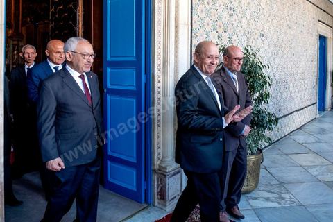 9 janvier 2020 : Mandaté par le président Emmanuel Macron, le ministre français des Affaires étrangères, Jean-Yves Le Drian, est ce jeudi 8 janvier à Tunis pour une brève visite au cours de laquelle il a été reçu par le président de la République, Kais Saied, rencontre fermée à la presse. Puis une rencontre avec le Président de l'ARP Rached Ghannouchi dans son bureau au parlement. la visite de M. Le Drian entre dans une tournée dans les pays de la région, la situation en Libye et les perspectives de la sortie de crise, à la lumière des récents développements est sans aucun doute au cœur des entretiens.